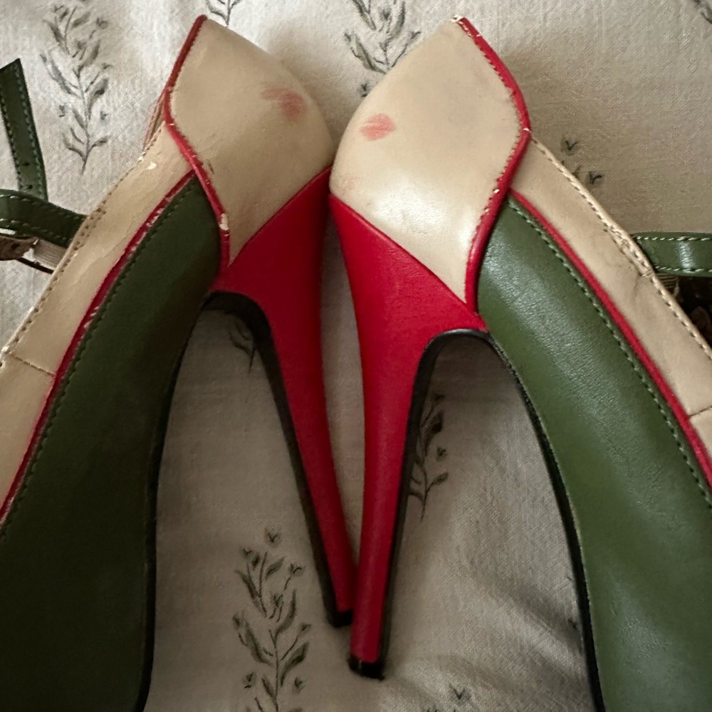 Bordello Military Retro Pinup Heels with Star Detail - Picture 5 of 7